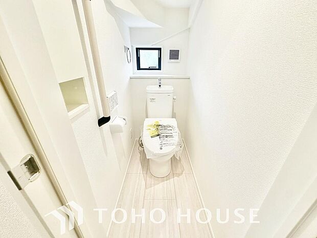清潔な空間を保てるよう、お手入れのしやすさにもこだわり、汚れをサッと拭き取れる床材と壁紙を採用。快適な温水洗浄便座に加え、手洗い一体型のトイレはスペースの節約ができ、ゆったりとした空間が確保できます。