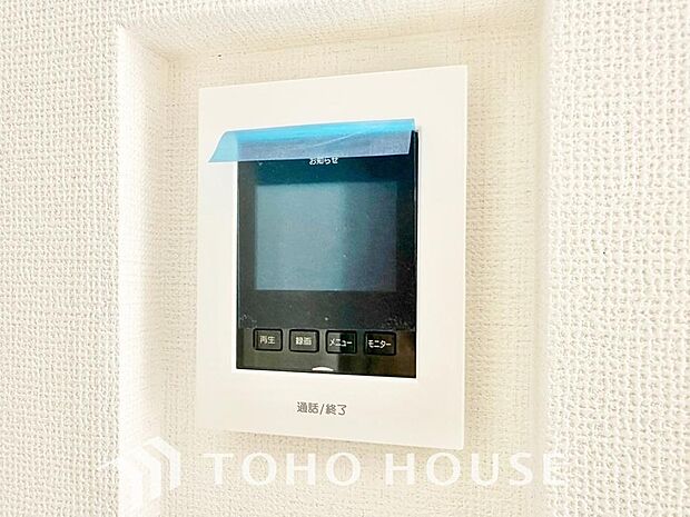 見える安心をカタチにしました。誰が来ても一目で相手の顔がわかる、モニター付きインターホンを設置しています。お子様の留守番時や防犯面でも、非常に効果的で、毎日の暮らしに確かな安心感をプラスする設備です。