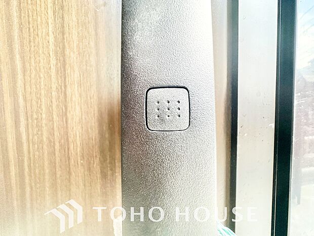 毎日の「施錠・解錠」がスマートになる電子錠・カードキーシステム。合鍵を作られにくく、ピッキングの手口が通用しないため、防犯対策に非常に効果的です。先進のセキュリティで、日々の暮らしに安心を提供します。