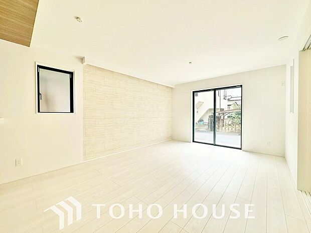建物の居住性にこだわった邸宅は、「落ち着き」と「安らぎ」と「快適」を実現してくれます。「ホワイトナチュラルのテイスト」が、自然体で過ごせる心地良さを生み出し、家族の優しい時間がここでは流れてゆきます。