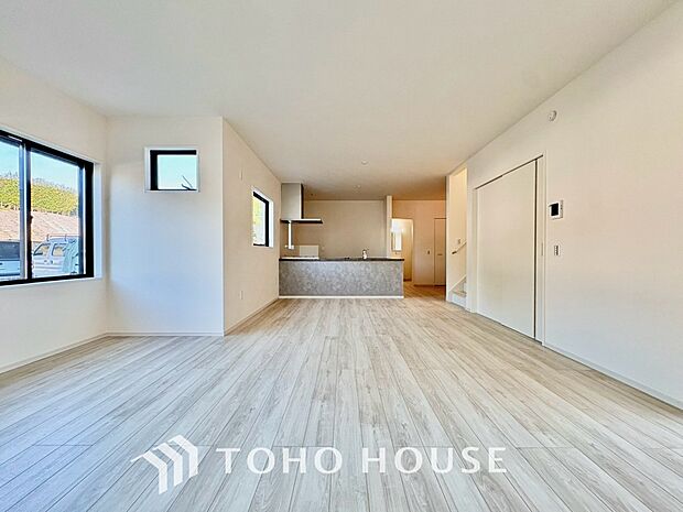 光が注がれる青い空から鮮やかに赤色にゆっくりと染まる。そんな優しい時間がここでは流れてゆく。