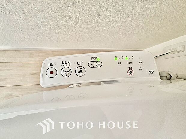 快適な温水洗浄便座（ウォシュレット）を完備。毎日使う場所だからこそ清潔でお手入れがしやすい衛生的な機能にこだわりました。冬場でも便座が温かく、季節を問わず誰もが心地よく使える嬉しい標準設備となります。