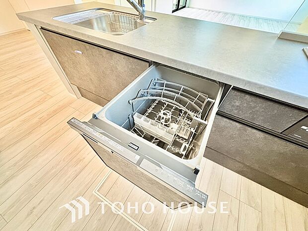 家事の時間を大幅に短縮できる便利な食器洗い乾燥機を完備。ビルトインタイプのため、キッチン周りをすっきりと美しく見せてくれます。手荒れを防ぎ、ゆとりの時間を生み出す先進設備を、ぜひ現地でお確かめ下さい。
