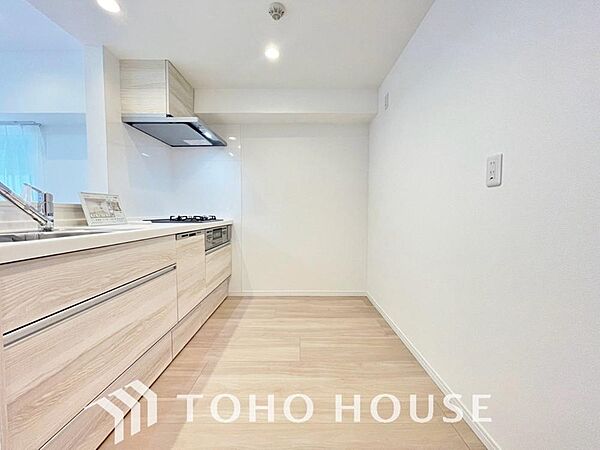 優しい温もりを醸し出す、美しく使いやすいキッチン空間です。随所に料理のための配慮を注いだ、広々としたスペース。快適に作業ができるので、毎日の料理が楽しくなり、料理の腕も日に日に上がっていきそうですね。