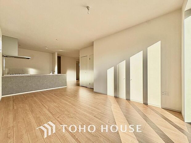 光が注がれる青い空から鮮やかに赤色にゆっくりと染まる。そんな優しい時間がここでは流れてゆく。