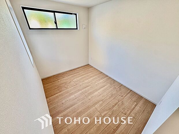 お子様の心と身体を見守る子供部屋。小さな自立心を育む工夫が施された空間設計です。将来の部屋割りや成長に伴う模様替えなども見据え、ご家族の明るい未来をイメージしながら魅力あふれる現地をぜひご覧ください。