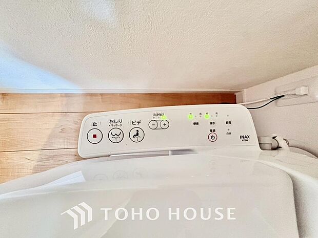 快適な温水洗浄便座（ウォシュレット）を完備。毎日使う場所だからこそ清潔でお手入れがしやすい衛生的な機能にこだわりました。冬場でも便座が温かく、季節を問わず誰もが心地よく使える嬉しい標準設備となります。