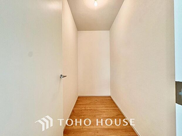 建物内部の収納には拘りました。共有部分に設けた収納。お荷物が多い方にも安心です。