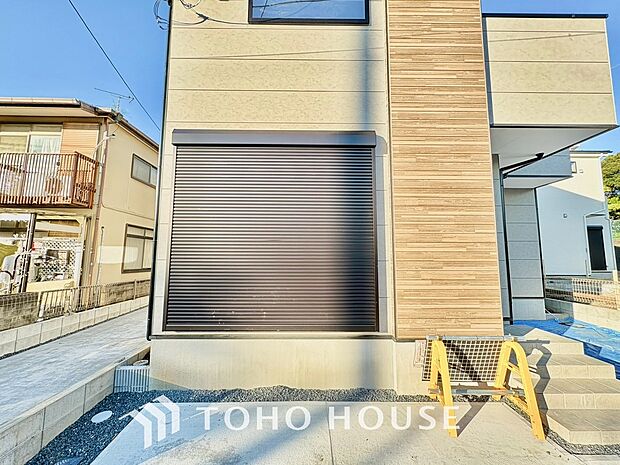 空き巣などの侵入を防ぎ、防犯性を高める一戸建ての防犯シャッター。台風や突風時の飛来物から窓ガラスを守る防災効果もあります。遮音性や遮光性にもめて優れ夜間も安心して眠れる快適で安全な住まいを叶えます。