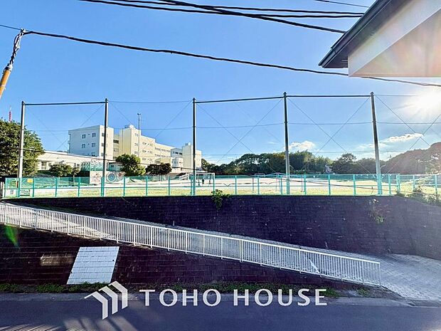 その豊かな眺望にふさわしい空間には、通風・採光にも優れ、心地よい光と風があふれています。