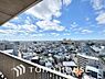 周辺：その豊かな眺望にふさわしい空間には、通風・採光にも優れ、心地よい光と風があふれています。