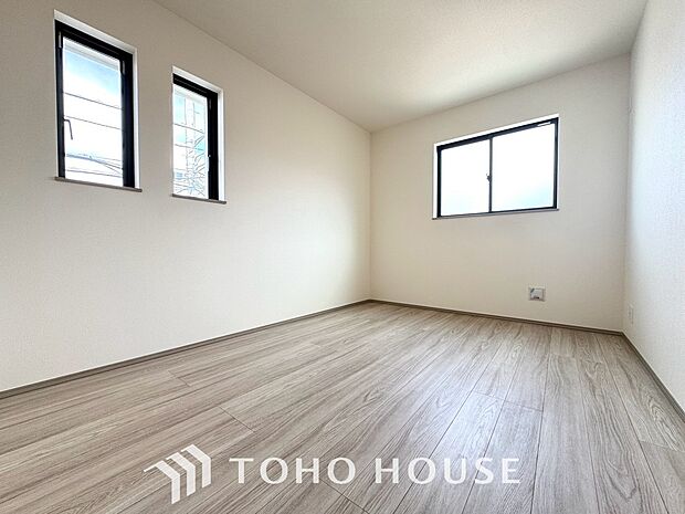 お子さまの心と身体を見守る子供部屋として、小さな自立心を育むお部屋作りを見越してご覧下さい。成長に合わせてレイアウトを変更しやすく、のびのびと過ごせる設計に。将来の夢や個性を豊かに育む安心の空間です。