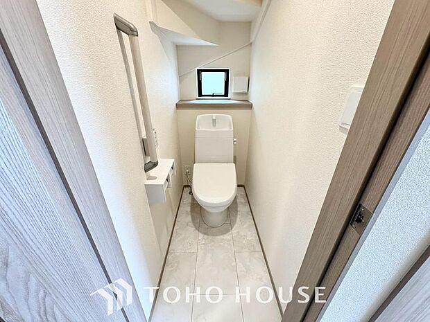 家族が毎日使うプライベートな空間。清潔で使いやすいトイレにすることで、日々の暮らしがより快適になります。最新の機能とお手入れのしやすい設計を施し、いつでも気持ちよく、家族誰もが安心して使える空間です。