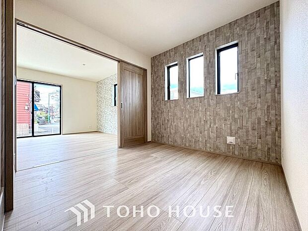 白を基調とした室内は、明るい住空間を造り出すだけでなく、清潔感をもたらしてくれます。どんな家具やインテリアとも相性が良く、好みの空間に模様替えしやすい洋室に。お部屋全体をより広く見せる効果もあります。