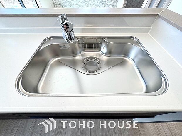 安全でおいしい水を手軽に。ボタンひとつで浄水と原水に切り替えられる浄水器一体型水洗を使用。クリアなお水が毎日使え、お米を炊いたりする際には浄水機能をつかうこともできて、毎日安心してお使いいただけます。