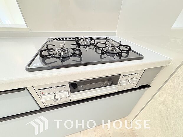 一度に複数のお料理を並行して作れる、便利な3口コンロを採用。毎日のキッチンタイムを大幅に効率化し、忙しい時間帯の家事をサポートします。料理がもっと楽しくなる、機能的で使いやすい設備を現地でご覧下さい。