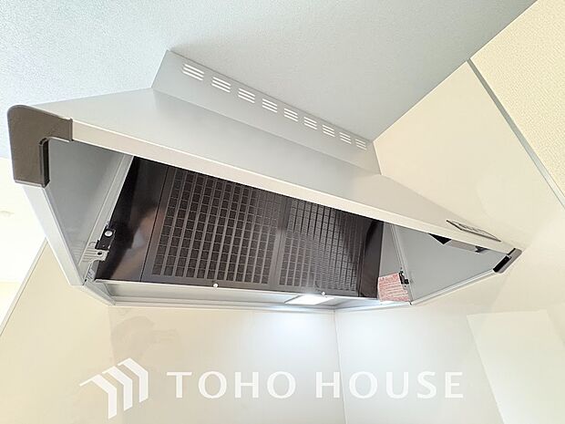 静音性や省エネ性に優れ、デザインもスタイリッシュな最新レンジフード。効率的な換気で料理を快適にし、面倒なお手入れの手間も省けます。空間を美しく、引き締める洗練された機能美を、ぜひ現地でお確かめ下さい。