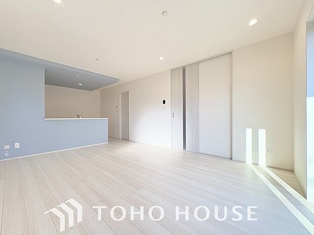 光が注がれる青い空から鮮やかに赤色にゆっくりと染まる。そんな優しい時間がここでは流れてゆく。