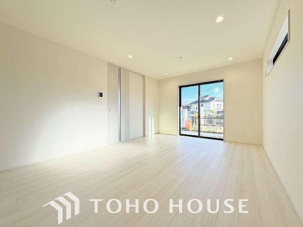 家族が集う一戸建ての広々としたリビング。大きな窓から明るい光が差し込み、開放感にあふれた空間です。家具の配置も自由自在で、家族団らんの時間を心地よく演出。家族の笑顔と会話が自然と弾む住まいの中心です。