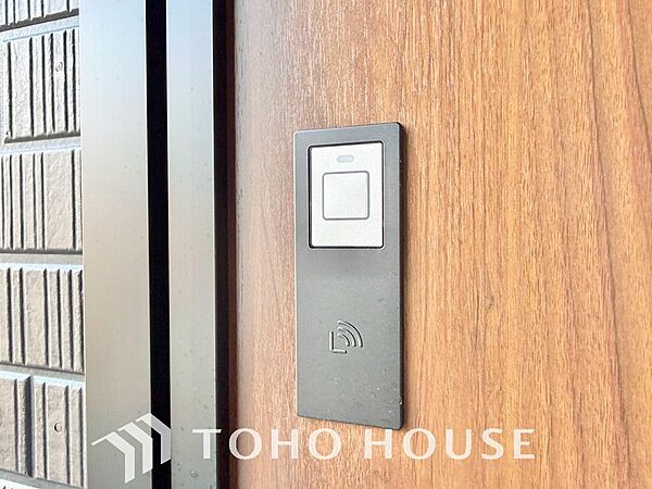 防犯対策への意識が高まっている最近では、補助錠として鍵穴のない電子錠を選ぶ方も増えています。