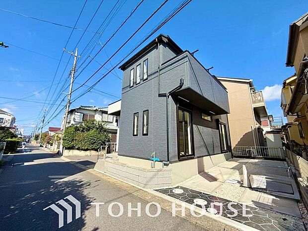 街並みの風景に包み込まれながら、瀟洒な印象も湛えて佇みます。