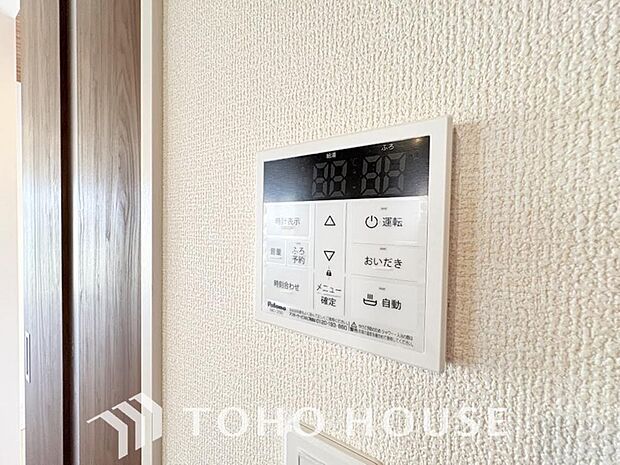 お風呂場と台所に操作リモコンがあり、キッチン近くにある給湯リモコンは、お料理の最中でもリビングで寛いでいるなかでもボタン一つで簡単に沸かせて便利ですね。