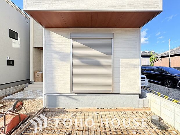 空き巣などの侵入を防ぎ、防犯性を高める一戸建ての防犯シャッター。台風や突風時の飛来物から窓ガラスを守る防災効果もあります。遮音性や遮光性にもめて優れ夜間も安心して眠れる快適で安全な住まいを叶えます。