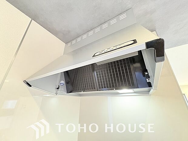 静音性や省エネ性に優れ、デザインもスタイリッシュな最新レンジフード。効率的な換気で料理を快適にし、面倒なお手入れの手間も省けます。空間を美しく、引き締める洗練された機能美を、ぜひ現地でお確かめ下さい。