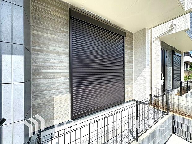 防犯面や非常時にも安心のシャッター雨戸を完備しました。住まいの防犯性と、快適性を高め、毎日の暮らしに大きな安心感をもたらします。軽い力でスムーズに開閉できるため、女性でもストレスなく、安全に扱えます。