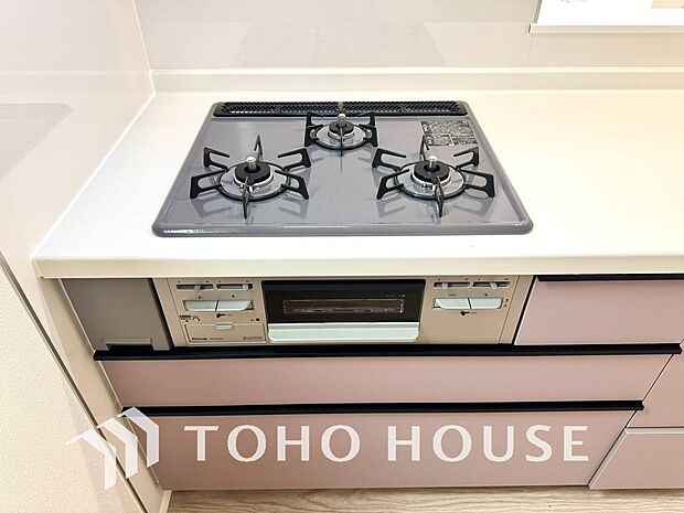 毎日料理をする方や、品数を多く作りたいご家族に、嬉しい3口コンロ。複数の調理を同時に進められるため、忙しい時間帯の夕食準備もスムーズにはかどります。料理の効率と、楽しさを広げてくれる、必須の設備です。