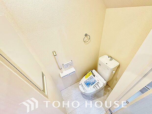十分な広さと清潔感のあるカラーで纏まったおトイレ。時間に余裕とゆとりを持たせます。
