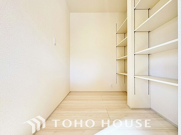 建物内部の収納には拘りました。共有部分に設けた収納。お荷物が多い方にも安心です。