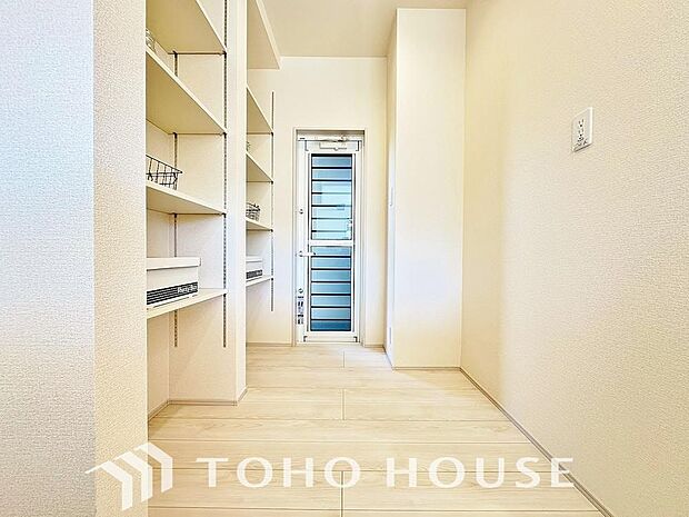 建物内部の収納には拘りました。共有部分に設けた収納。お荷物が多い方にも安心です。