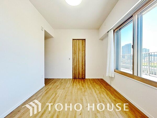 心身ともにゆったりと安らげる主寝室。寝室のゆとりが大きい分だけ、暮らしの安らぎは深まります。一日の疲れを癒やすプライベート空間にふさわしい落ち着きと広さを確保し、上質な眠りと快適な朝を迎えるお部屋に。