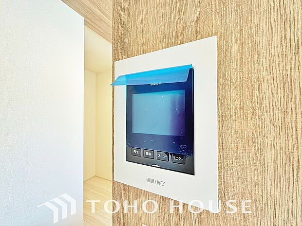 「見える安心」を実現するTVモニター付きインターホンを設置。来訪者の顔を室内から一目で確認できるため、防犯性が高く、お子様の留守番時も安心です。家族の安全を守る確かな配慮を、ぜひ現地でお確かめ下さい。