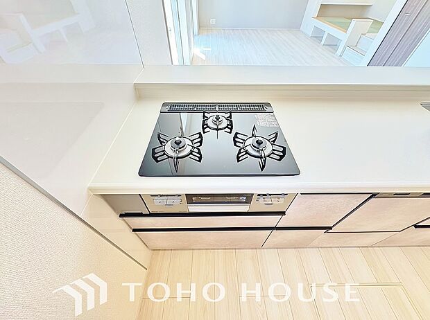 一度に複数のお料理を並行して作れる、便利な3口コンロを採用。毎日のキッチンタイムを大幅に効率化し、忙しい時間帯の家事をサポートします。料理がもっと楽しくなる、機能的で使いやすい設備を現地でご覧下さい。