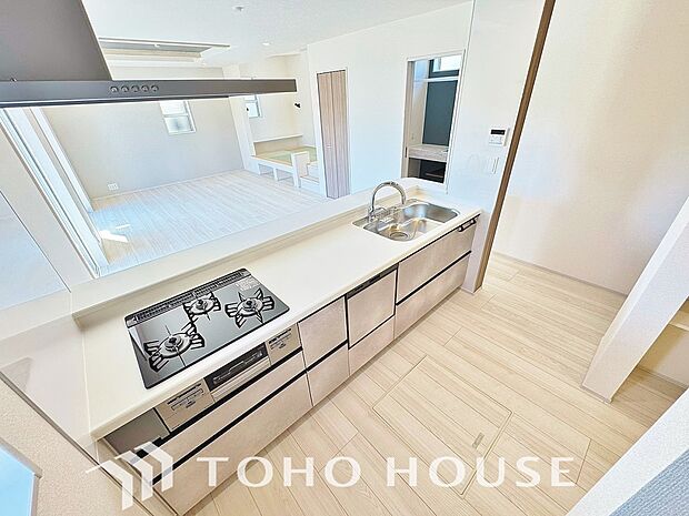 夫婦そろってキッチンに立っても調理がしやすく余裕の広さ。家事をしながら会話も弾みます。