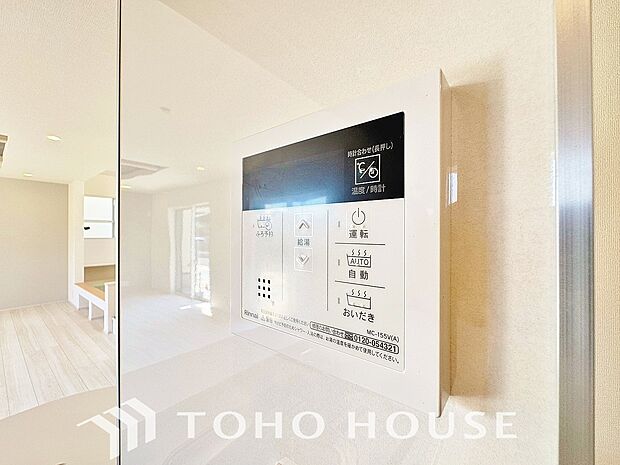 スイッチ一つでお湯張りから保温、追い焚きまで自動で行う高機能システムバス。家事の手間を減らし、家族全員がいつでも温かいお風呂に入れます。毎日の疲れを癒やす、快適な充実設備を、ぜひ現地でお確かめ下さい。