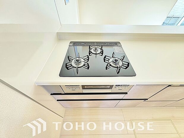 一度に複数のお料理を並行して作れる、便利な3口コンロを採用。毎日のキッチンタイムを大幅に効率化し、忙しい時間帯の家事をサポートします。料理がもっと楽しくなる、機能的で使いやすい設備を現地でご覧下さい。