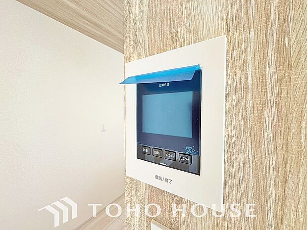 「見える安心」を実現するTVモニター付きインターホンを設置。来訪者の顔を室内から一目で確認できるため、防犯性が高く、お子様の留守番時も安心です。家族の安全を守る確かな配慮を、ぜひ現地でお確かめ下さい。