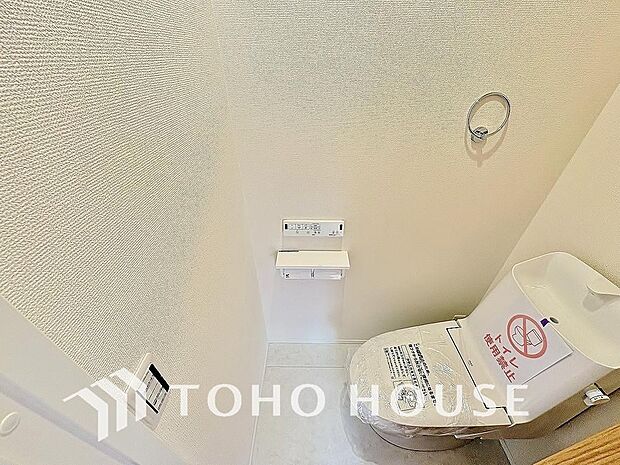 清潔な空間を保てるよう、お手入れのしやすさにもこだわり、汚れをサッと拭き取れる床材と壁紙を採用。快適な温水洗浄便座に加え、手洗い一体型のトイレはスペースの節約ができ、ゆったりとした空間が確保できます。
