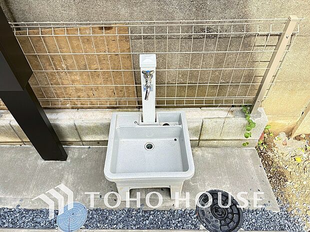 お庭には便利な屋外水栓を完備しました。愛車のお手入れやガーデニングへの水やり、外回りのお掃除の際など、近くに水場があるだけで、日々の作業がぐっとスムーズに。戸建てならではの快適さを実感できる設備です。