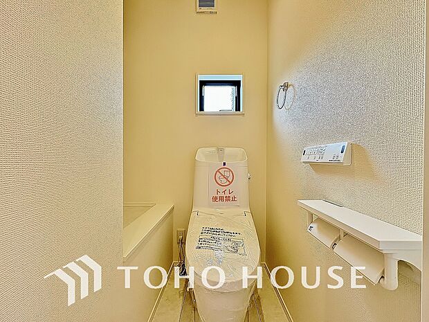 清潔な空間を保てるよう、お手入れのしやすさにもこだわり、汚れをサッと拭き取れる床材と壁紙を採用。快適な温水洗浄便座に加え、手洗い一体型のトイレはスペースの節約ができ、ゆったりとした空間が確保できます。