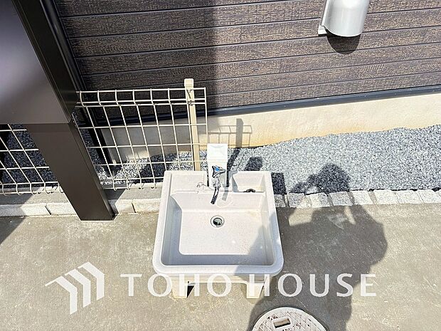 お庭には便利な屋外水栓を完備しました。愛車のお手入れやガーデニングへの水やり、外回りのお掃除の際など、近くに水場があるだけで、日々の作業がぐっとスムーズに。戸建てならではの快適さを実感できる設備です。
