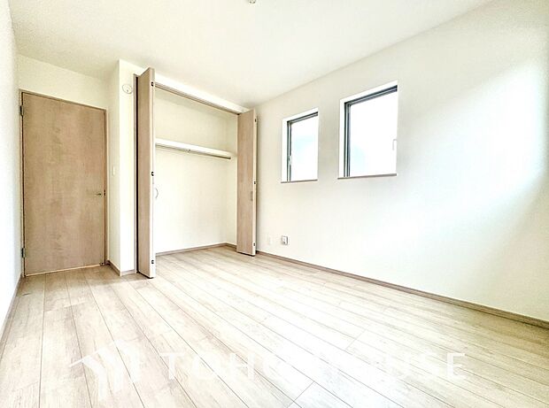 お子さまの心と身体を見守る子供部屋として、小さな自立心を育むお部屋作りを見越してご覧下さい。成長に合わせてレイアウトを変更しやすく、のびのびと過ごせる設計に。将来の夢や個性を豊かに育む安心の空間です。