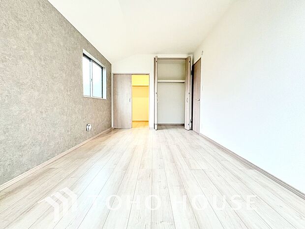 白を基調とした室内は、明るい住空間を造り出すだけでなく、清潔感をもたらしてくれます。どんな家具やインテリアとも相性が良く、好みの空間に模様替えしやすい洋室に。お部屋全体をより広く見せる効果もあります。