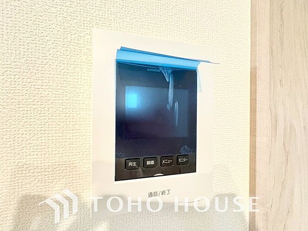 不審者対策や突然の訪問販売への対応に効果を発揮するTVモニター付きインターホン。家事の手を止めることなく、室内の画面越しに用件を確認できるため、日々の余計なストレスを減らし安全な毎日を支えてくれます。