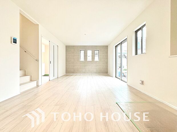 広々としたLDKは、家族が自然に集まりやすく、一緒に過ごす時間を楽しめる工夫が施されています。陽光が差し込む開放的な空間で、自然と会話が弾み笑顔が溢れます。心地よい団らんを育む、こだわり満載の住まい。