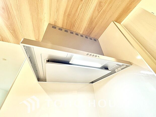 油汚れが付きにくくて、お手入れが簡単な最新のレンジフードを採用。優れた排気性能で調理中の煙やニオイを効率よく吸い込み、リビングまで快適な空気環境を保つことができます。キッチンの美しさをスマートに維持。