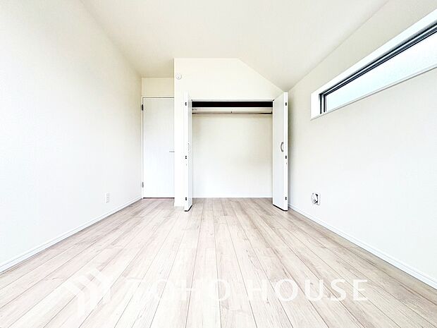白を基調とした室内は、明るい住空間を造り出すだけでなく、清潔感をもたらしてくれます。どんな家具やインテリアとも相性が良く、好みの空間に模様替えしやすい洋室に。お部屋全体をより広く見せる効果もあります。